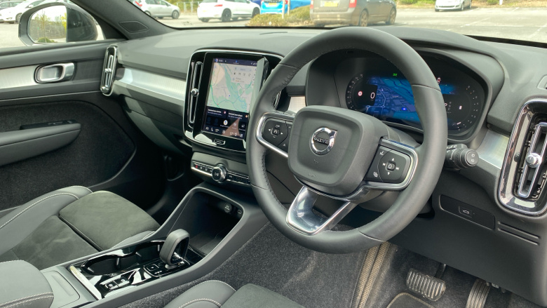 Volvo XC40 2.0 B4P Plus Black Edition 5dr Auto Petrol Estate